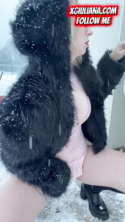 Giuliana este consolador y este se siente bien bajo la nieve de Normandía