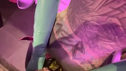 Tätowiertes mädchen pegkt den arsch des freundes - gefesselte eier &tiefes fingern