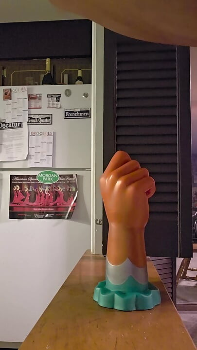 Asspussy klettert auf den ponywall, um von 10 zoll breite vibrierender faustdildo gefistet zu werden