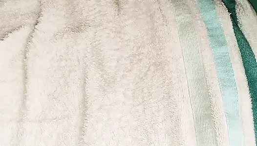 Hiyunamei odada amını göstermeyi seviyor