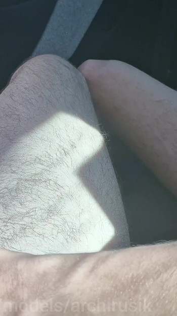 在车里公开地把我们的大鸡巴射在身上的热辣精液!