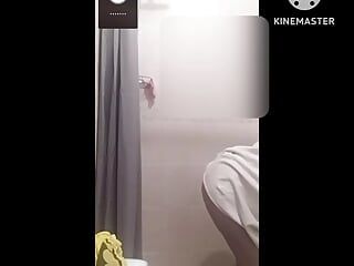 Mon beau-père m’attrape sous la douche
