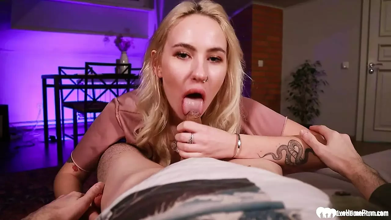 Plavuša puši kurac i jebe se jako