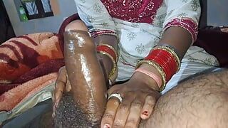 La bhabhi xshika se fait masser jusqu’à ce qu’elle éjacule sur une grosse bite desi