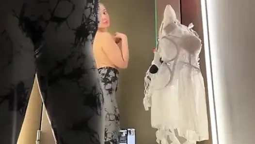 Jucielussie dengan seragam polisi dan manset