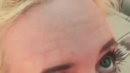 Versauter typ und blondine mit riesigen titten werden mit einer wassermelone verspielt und ficken dann im freien