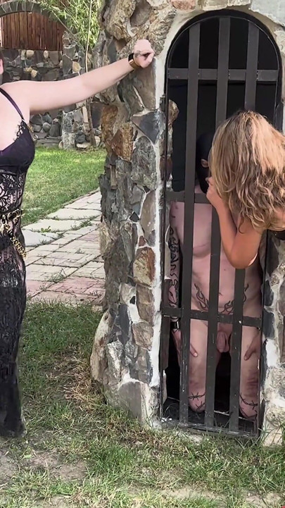Hardcore punição corporal com chicote e chicote por dois dommes impiedosos