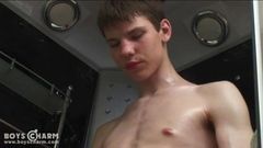 Odważny młodzieniec cieszy się niezłą robotą w kabinie prysznicowej