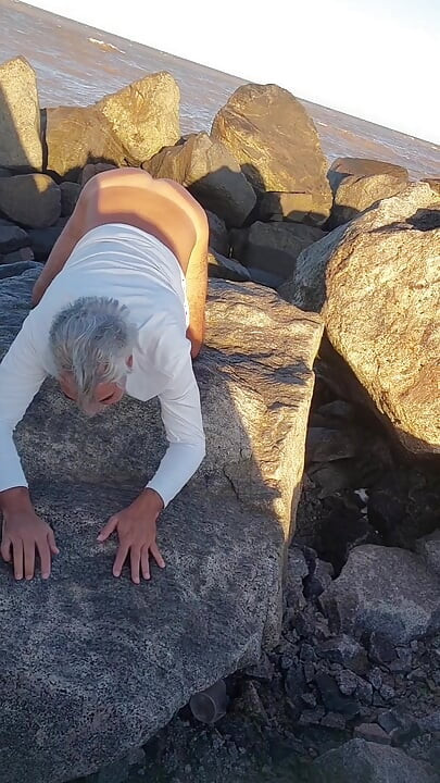 Naked ladysilva in public showing off her tanned ass