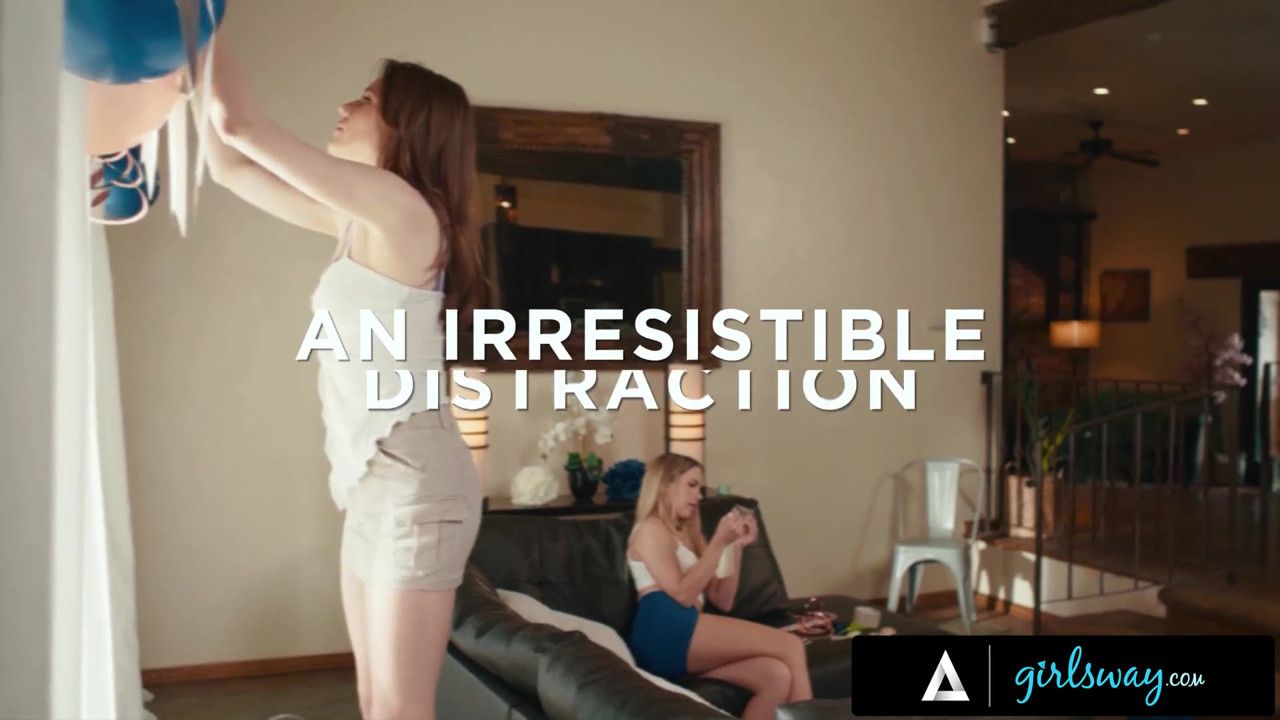 GIRLSWAY - 継姉妹 クロエ・カプリ、アミーナ・グリーン、ローズ・カーター サプライズ バストな継母 シェイ サイト