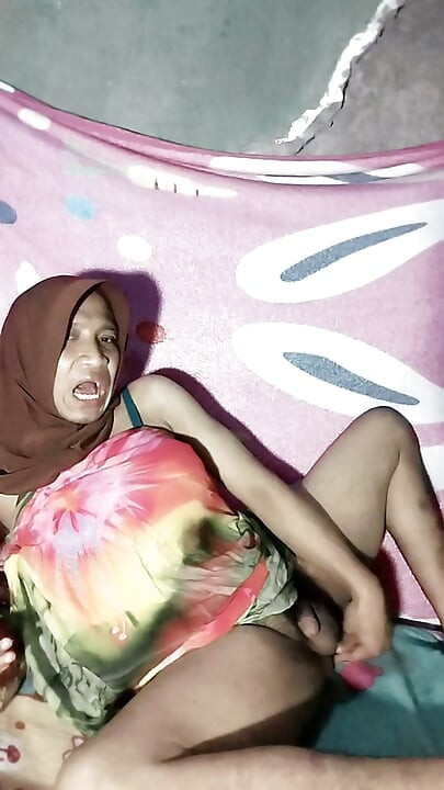 Beautiful Hijab Shemale Eggplant