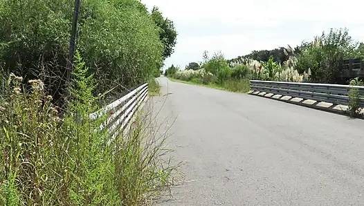 Patricia di jembatan di jalan