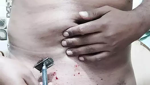 Azgın Hintli adam yarak ve taşakları düzgünce tıraş ediyor