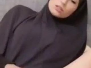 Hijabi-Mädchen reibt Muschi vor der Webcam