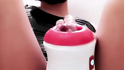 Asyalı travesti seks oyuncağıyla mastürbasyon yapıyor