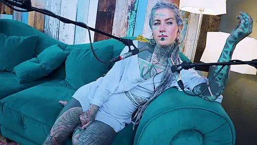 Я говорю о F - Страх - подкаст ASMR, Sfw говорит готессу, худенькая девушка дреды татуированная модель татуированная девушка