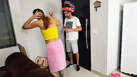 Gadis ini lagi sendirian dengan handuk mandi dientot sama cowok pengantar barang!