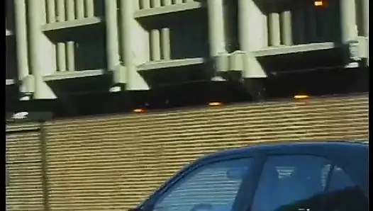 Şehir trafiğinde onu arabada küçük düşüren sapık ile banliyö kızıl saçlı araba sikişiyor