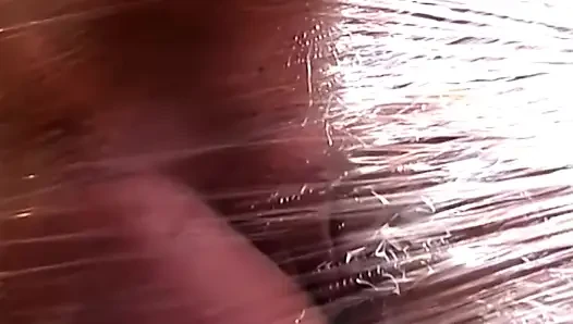 Plastik sarılmış sürtük parlak filmle genişliyor