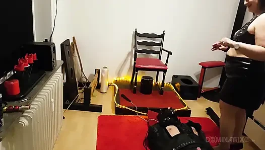 Tombul esmer dominatrix fetiş zindanında bağlı köleyi komuta ediyor