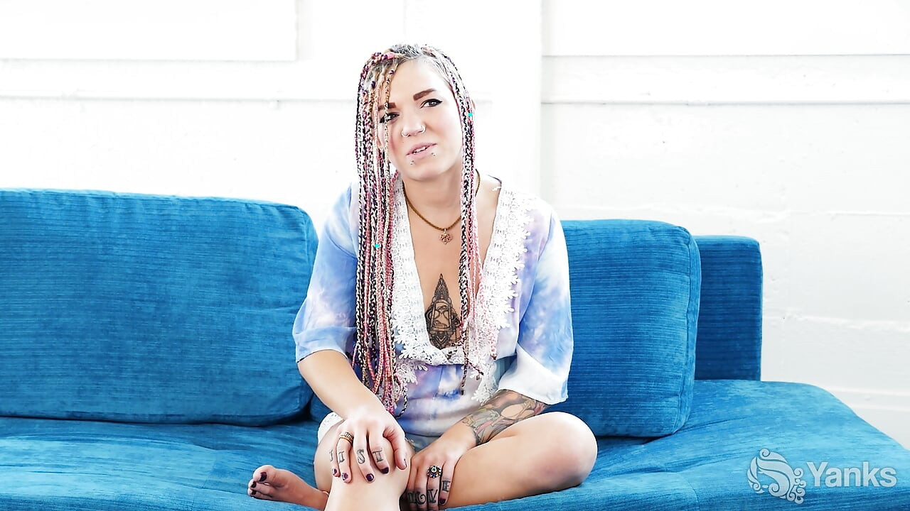 Pixie Lehaj抹油她的阴户