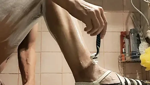 Çorapların güzel tıraş taşaklarına yarak ve göte yumruk sokmasını sağlamak için bacaklar tıraş oluyor
