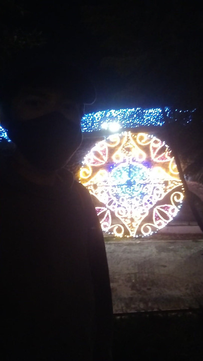 I share with you this video that I filmed in front of the ornament of a sphere of light this Christmas 2025