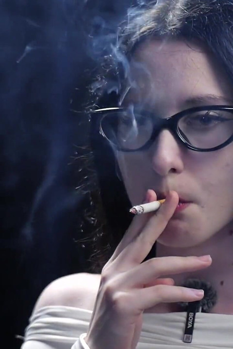 Seducción de fumar - intrigante dama en blanco 2 rojas seguidas