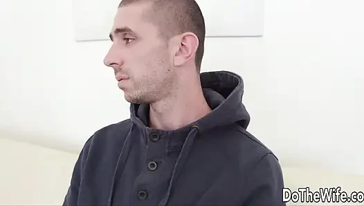 Lara onyx küsst ihren cuck ehemann, während sie einen schwarzen schwanz reitet