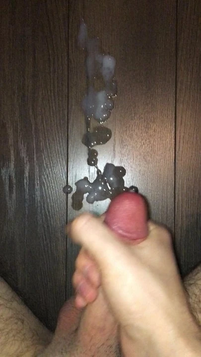 Quick cumshot on the floor