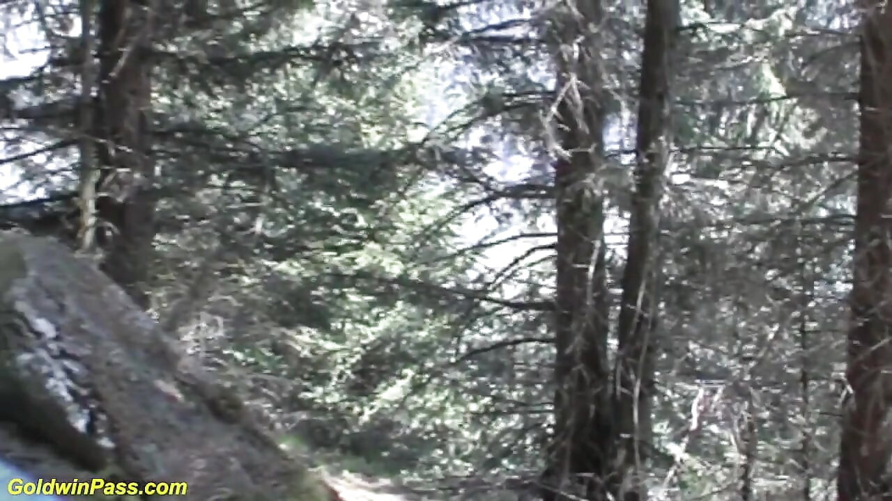 Trío de acción al aire libre con chicas alemanas