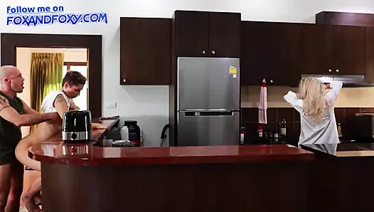 Üvey kızıyla neredeyse sürpriz anal dölleme yakalanıyor