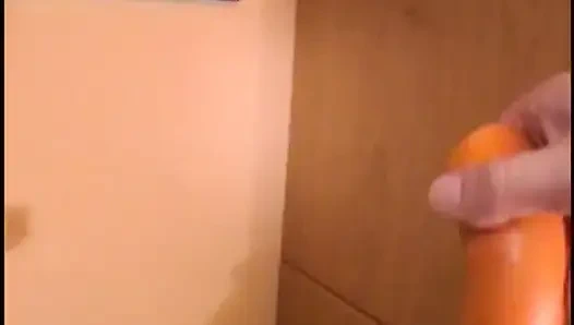 Sarışın genç kız sikilmeden önce yemek fetişini yerine getiriyor