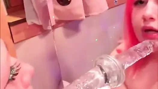 Sevimli iri güzel kız arkadaş erkek arkadaşına tek başına oral seks videosu gönderiyor