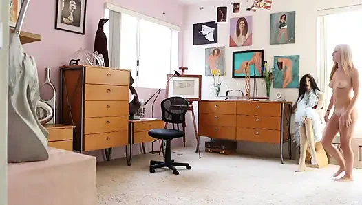 Aaliyah liebt die muschi ihrer freundin taylor