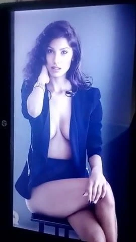 Tribut de spermă cu Nicole Faria