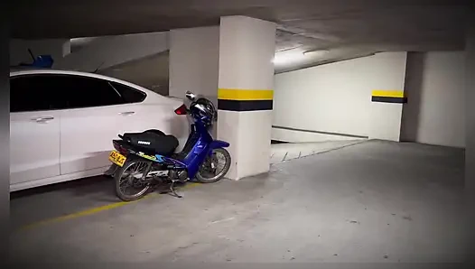 Uber'e oral seks ile ödeme yapıyorum ve binamın otoparkında seks yapıyorum