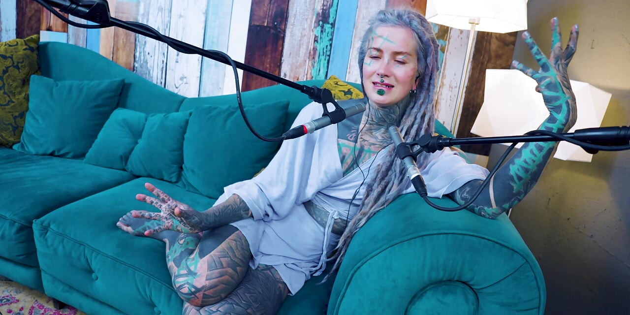 Hablo de U - incómodo - incomodo - podcast de ASMR sfw hablando gótica flaca chica dreadlocks tatuada modelo chica tatuada