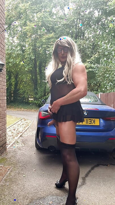 Seksi transvestit kellycd2022 u crnim bešavnim najlonkama i štiklama