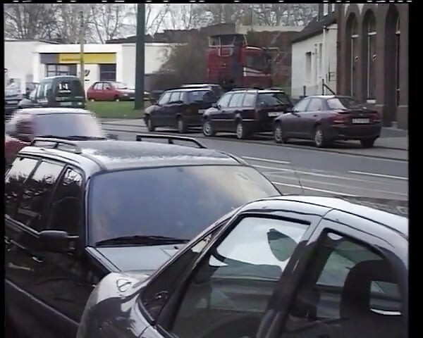 Německá amatérka jezdí a kouří péro v autě