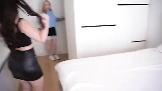 Üvey kız kardeşimle üvey annemin önünde seks yaptım