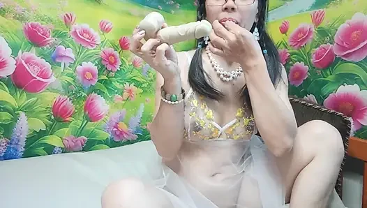 Amcığını ve götünü sikip sonra yarak emiyor