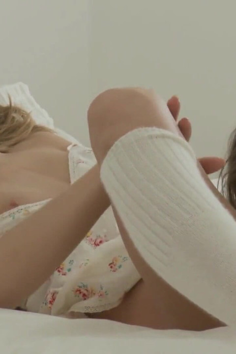 Солодкі лесбіянки трахають одна одній пизди і засвоюють пальці в дупи