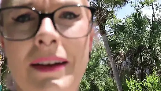 Прогулка на природе за кулисами и мастурбация по тропе