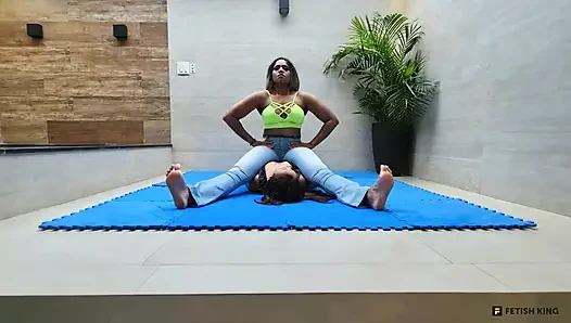 Lebian lagi asik dudukin dada - lebian dengan kaki dan otot yang kuat lagi asik