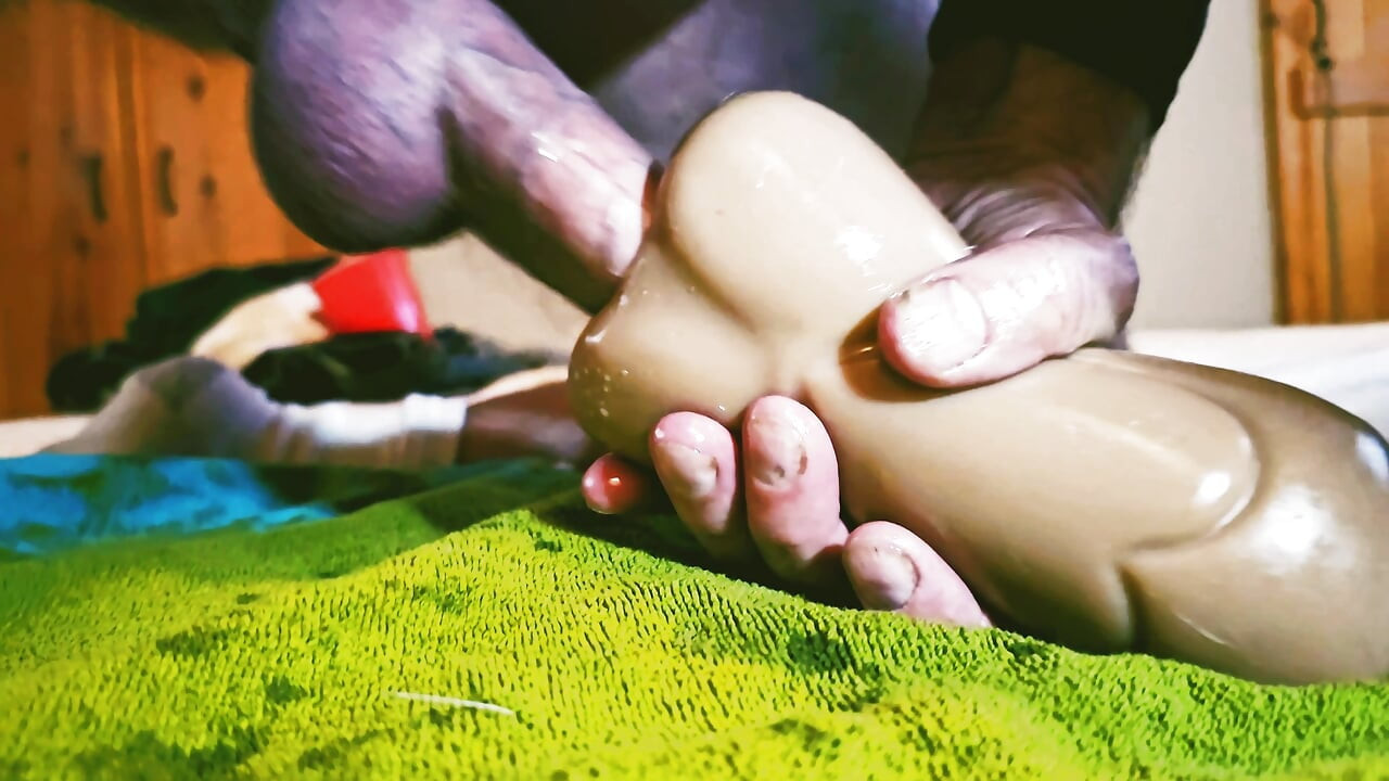 자위하는 동안 깊숙이 깊게 물 빨기