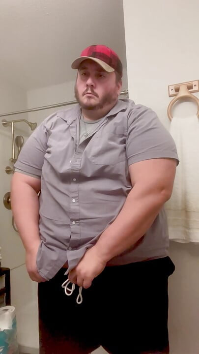 섹시한 뚱뚱한 근육 통통한 곰 부바 Burly 포즈와 떨어지는