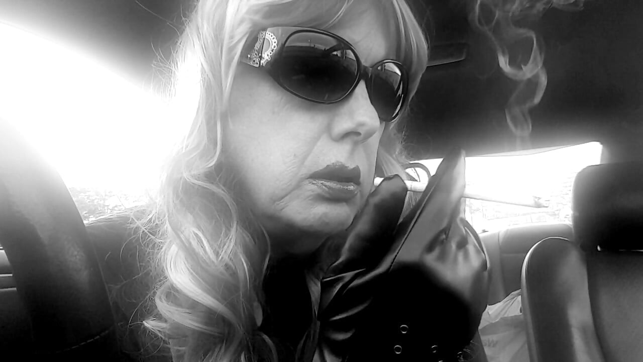 Ώριμη TG CD Rainbow Περούκα Δερμάτινα γάντια Κάπνισμα VS120s σαν επαγγελματίας στο αυτοκίνητό της