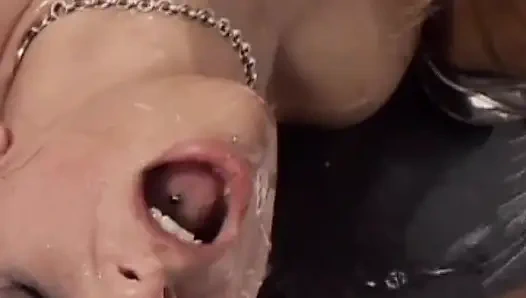 Perfekt geformte französische puppen, die lesbischen spaß am set haben