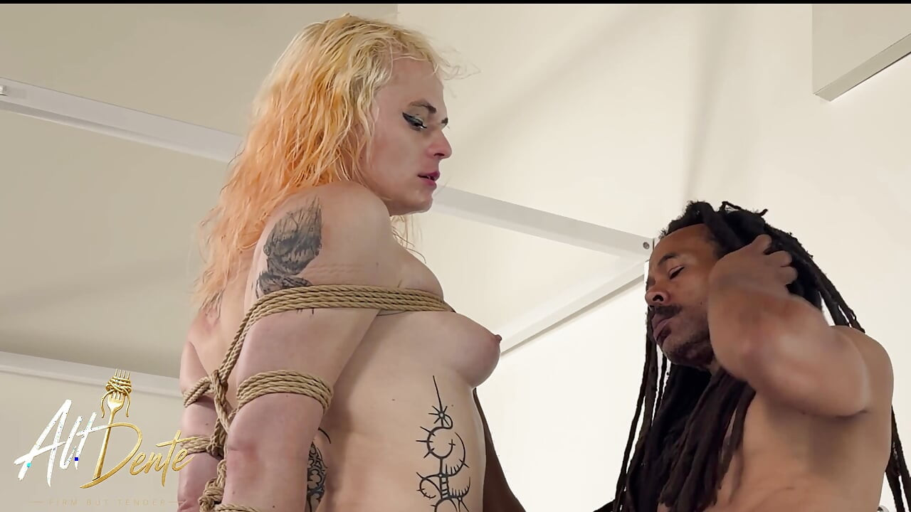 Ruw & Ingetogen 2 - Hardcore Trans Anale Bondage Met Haar Allemaal Vastgebonden
